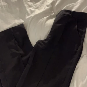 Kostym byxor  - Byxor från madlady, storlek 32 längd 32. Dom passar jätte bra på mig som är 170. Dom är lite små noppiga men annars i jätte fint skick🩷