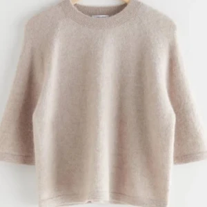 Other stories  - Jätte fin other stories tröja, använd fåtal gånger och tvättad en gång. Inga defekter och ser precis ut som ny. Jag säljer den pga att den inte kommer till användning. Kontakta om ni vill ha mer bilder💕