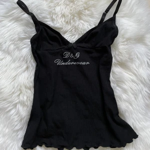 D&G topp  - Jätte snygg Dolce &gabbana linne!  passar som en XS/S 🖤