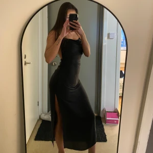 Klänning Zara - Klänning från Zara, använd ca 3 ggr men är som ny. Storlek S