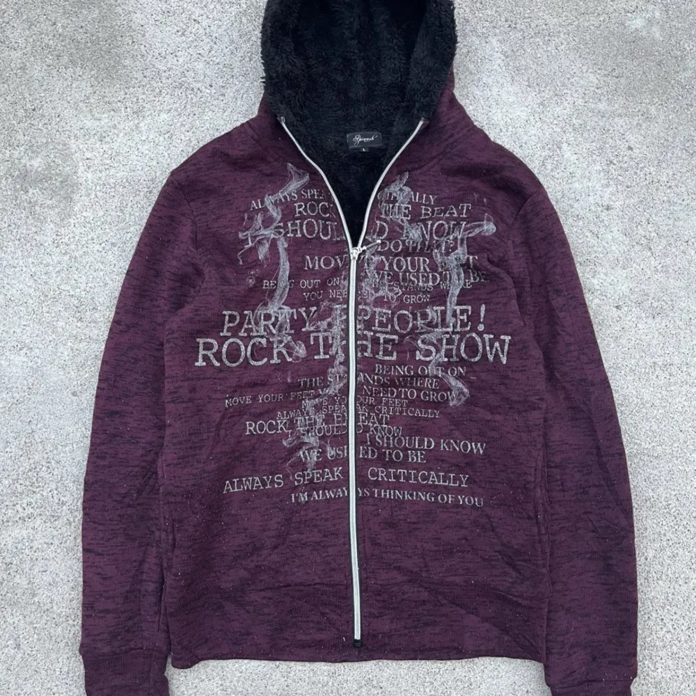 *RARE* Spinash Japanese Poem Fur Sherpa Hoodie, Seditionaries Punk. Japansk Spinash Hoodie med poetisk tryck och detaljer. Troligtvis den enda i Sverige! Nyskick & Stl: (L) men passar som en (M). Finns i Uppsala men kan fraktas vid överenskommelse.. Hoodies.