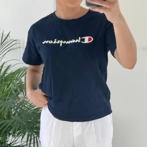 Champion T-shirt  - Jätteskön och bekväm T-shirt från champion. Perfekt mörkblå färg, passar till allt, utmärkt skick. Nypris: 250kr