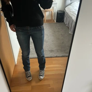 Lågmidjade jeans - Jag säljer mina snygga lågmidjade jeans! Jag är 170 och de går hela vägen ner. Hör av er om ni har frågor!