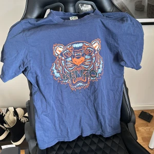 Kenzo t shirt - Kenzo t shirt köpt i Tyskland berlin för 1100kr. Storlek m där den är för liten för mig. 