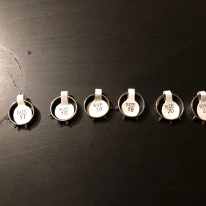 Ringar och små smycken  - Tagg ringar i storlek 17-21 det fins mer av samma inte bara de på bilderna ringar- 50 kr styck men 5 för 165. Tredje bilden är det 60 kr styck men 3 för 150