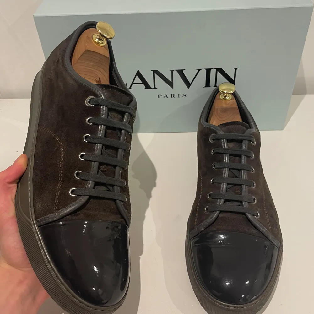 Hej! Säljer nu dessa super snygga Lanvin skor. Skorna är i superfint skick 9/10. Bara skorna medföljer vid köp . Skor.