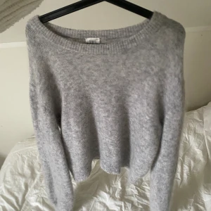 Stickad  - Second Female stickad tröja i stl XL men råkat tvätta den i tvättmaskin så den är mer en xs-m nu mera om man inte drar ut och ”återställer” den. Köpte för 1200kr o säljer för 300kr pga maskintvätten 🩷