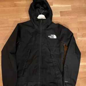 North face vindjacka - Fint skick förutom ett litet hål som inte går helt igenom dock. Står xs i jackan men sitter som en S, den är självklart äkta, köpt från zalando.