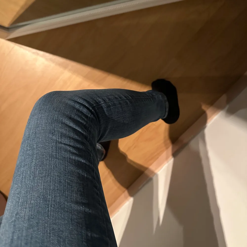 Helt nya skinny jeans från Zara storlek 32 köpt för 360kr säljer för 200kr. Jeans & Byxor.