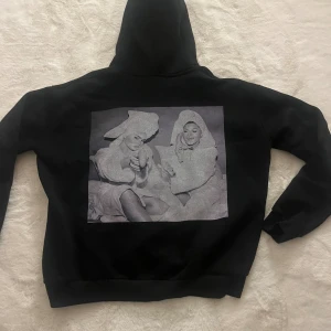Alice & Bianca merch - En Alice Stenlöf och Bianca Ingrosso merch från deras podd ”har du sagt A får du säga B”! I nyskick! Köptes för några år sedan, men knappt använd! Skriv för fler bilder/frågor💕💓