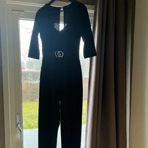 Svart byxdress - Säljer denna svarta byxdressen då den inte kommer till användning. Kommer ej ihåg vad jag köpte den för men säljer för endast 40💗