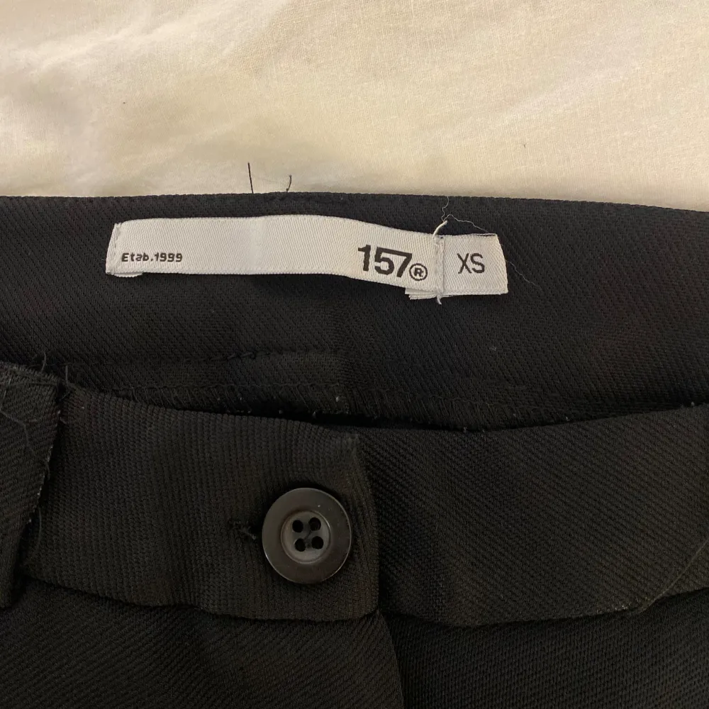 Svarta kostymbyxor från Lager157!  Säljer då de ej används längre!  OBS! Har varit ett hål under gylfen men är ihopsydda med symaskin, så inget som märks!  Kontakta för mer info! 💫🤍. Jeans & Byxor.