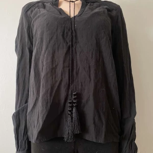 Vila blus - En jättefin vila blus. Har inte använt bara testat tröjan. Den passar jätte bra i storleken