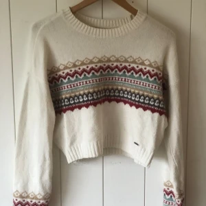 HOLLISTER VIT STICKAD 💕 - Hollister mönstrad tröja  Strl XS  Använd fåtal ggr