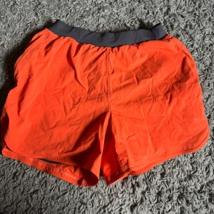 Gymshark 2 in 1 shorts - Oanvända Gymshark 2 in 1 short storlek XS. För små för mig och hade ej tillgänglighet o returnera så säljer dessa nu :)