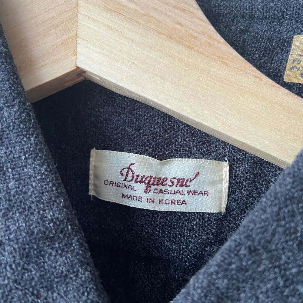 Superfin vintage skjorta i bomull, ursprungligen från Korea. Storlek L men sitter mer som en M. . Skjortor.