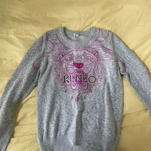 Kenzo tröja - Kenzo tröja köpt i Paris. Använd fåtal gånger och är som ny. Storleken är M men jag tycker att den passar perfekt på en som har xs/s. (Liten i storleken)
