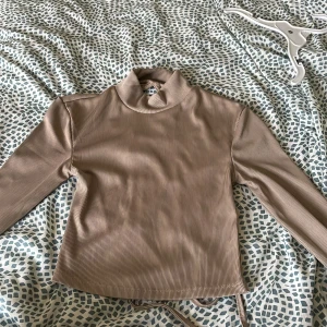 Beige öppen rygg tröja - Beige öppen rygg tröja från Amisu 