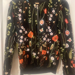 Söt blommig kofta  - Blommig kofta nästan helt ny. Perfekt för våren nu 