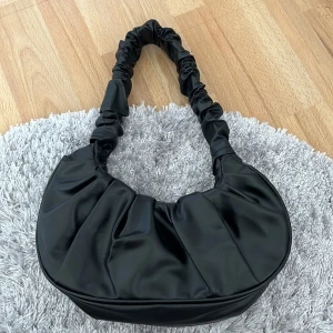 Svart handväska - Använd fåtal gången, fint skick. 