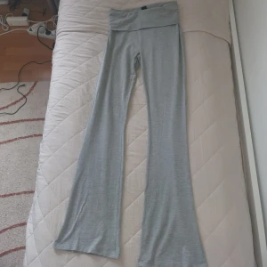 Yoga pants - Säljer dessa supersnygga yogapants då de är för långa för mig. Finns några fläckar men inget man tänker på och går säkert bort om man försöker. Bara att skriva om du har några funderingar💕