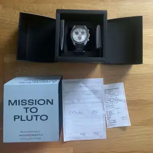 Hej jag sälje min mission to Pluto klocka, klockan är i super bra skick och inga tecken på användning 