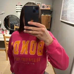 Säljer en super fin söt rosa hoodie med text. (Se bild) det finns inga täcken på fläckar🩷 Jag säljer pga att den är förlåten på mig och den är använd ett få tal gånger🩷 Hör av er om ni undrar något🩷