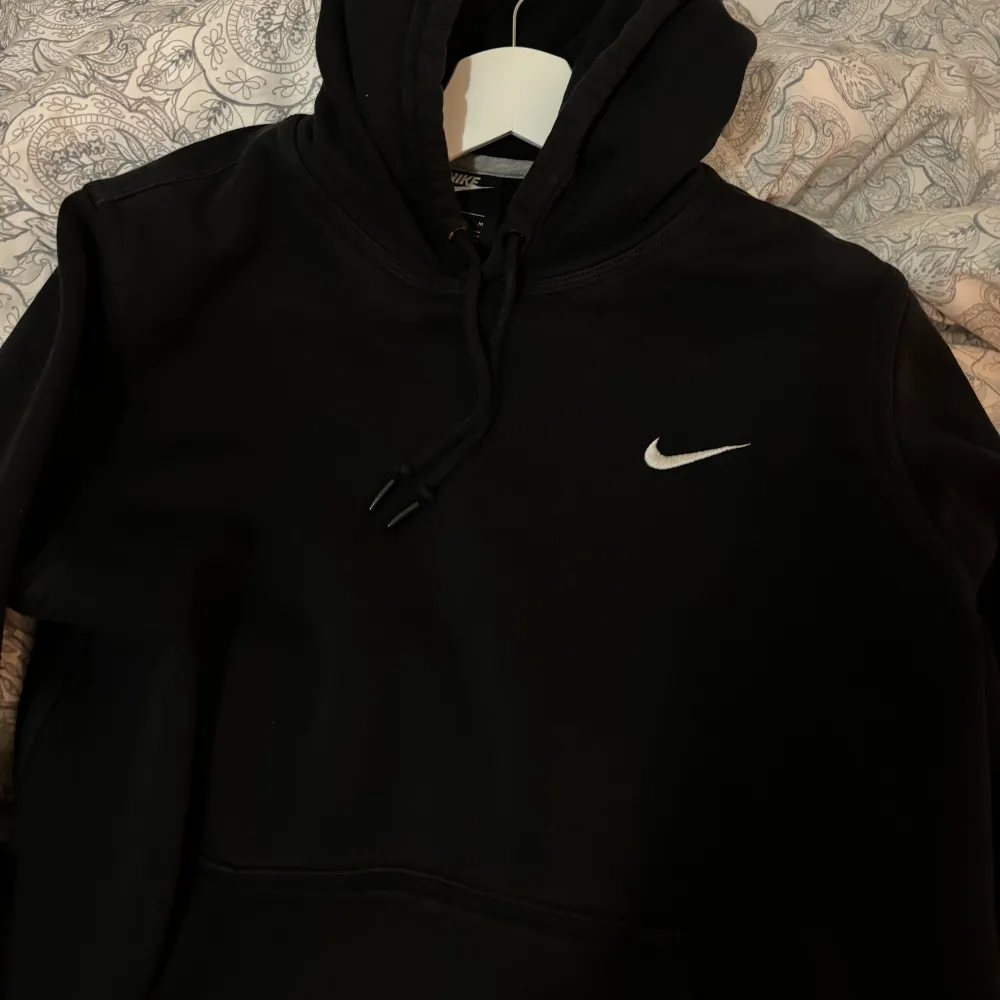 Säljer svart Nike hoodie i storlek M. Hoodies.