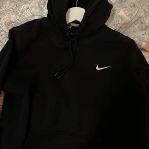 Säljer svart Nike hoodie i storlek M