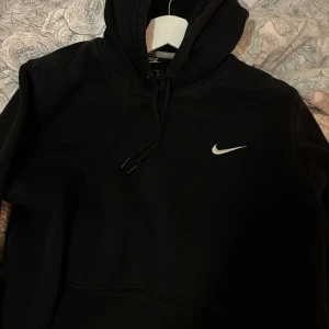 Nike hoodie - Säljer svart Nike hoodie i storlek M
