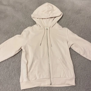 Hoodie  - En super fin hoodie från hm, använt en gång. Den har en fin ljus rosa färg. Inte min stil längre⭐️❤️ men kan smäckert passa någon annan.
