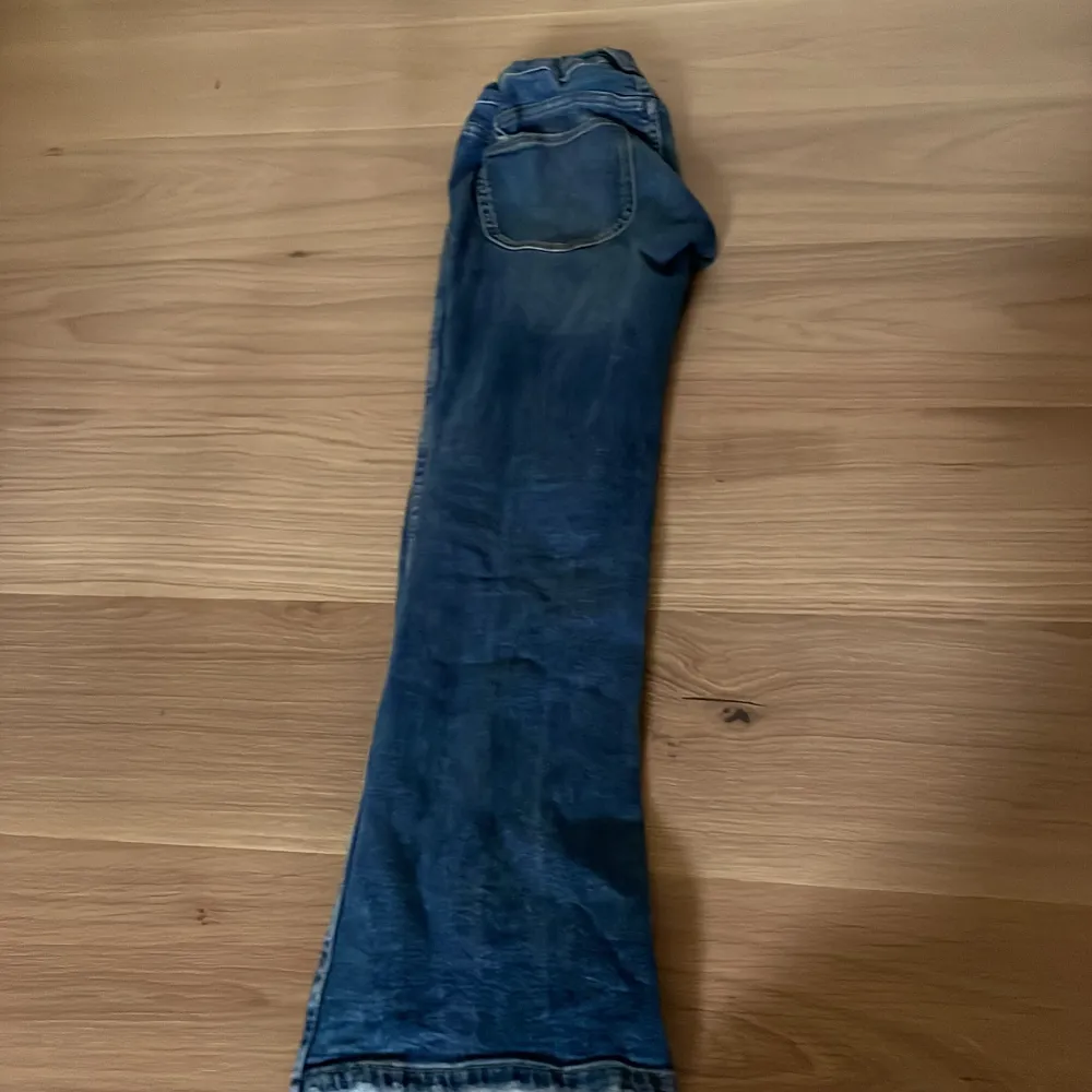 Jättefina jeans som jag säljer eftersom att jag växt ur dom tyvärr ❤️. Jeans & Byxor.