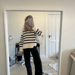 Randig stickad tröja - Från Gina