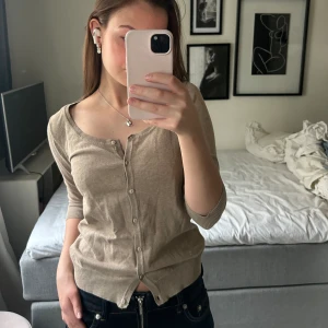 Beige topp/kofta - Jättefin kofta/topp från zara. Storlek S men skulle också passa en xs. 💕