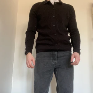 Stickad tröja - En stickad tröja med knappar! Jag är ca 180 och väger 80kg!