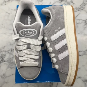 Adidas Campus 00s ”White Grey” - Helt nya och oanvända Adidas Campus 00s ”Grey White”. Storlek: 37 1/3. Pris: 1549. Skicka ett meddelande vid intresse. Köp tryggt och snabbt hos oss. Många nöjda kunder😊