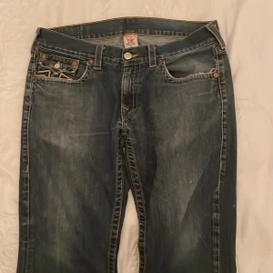True religion Jeans - Tvär feta bootcut Trueys, sitter baggy skick 8/10 finns 3 små fläckar men går nog bort i tvätten