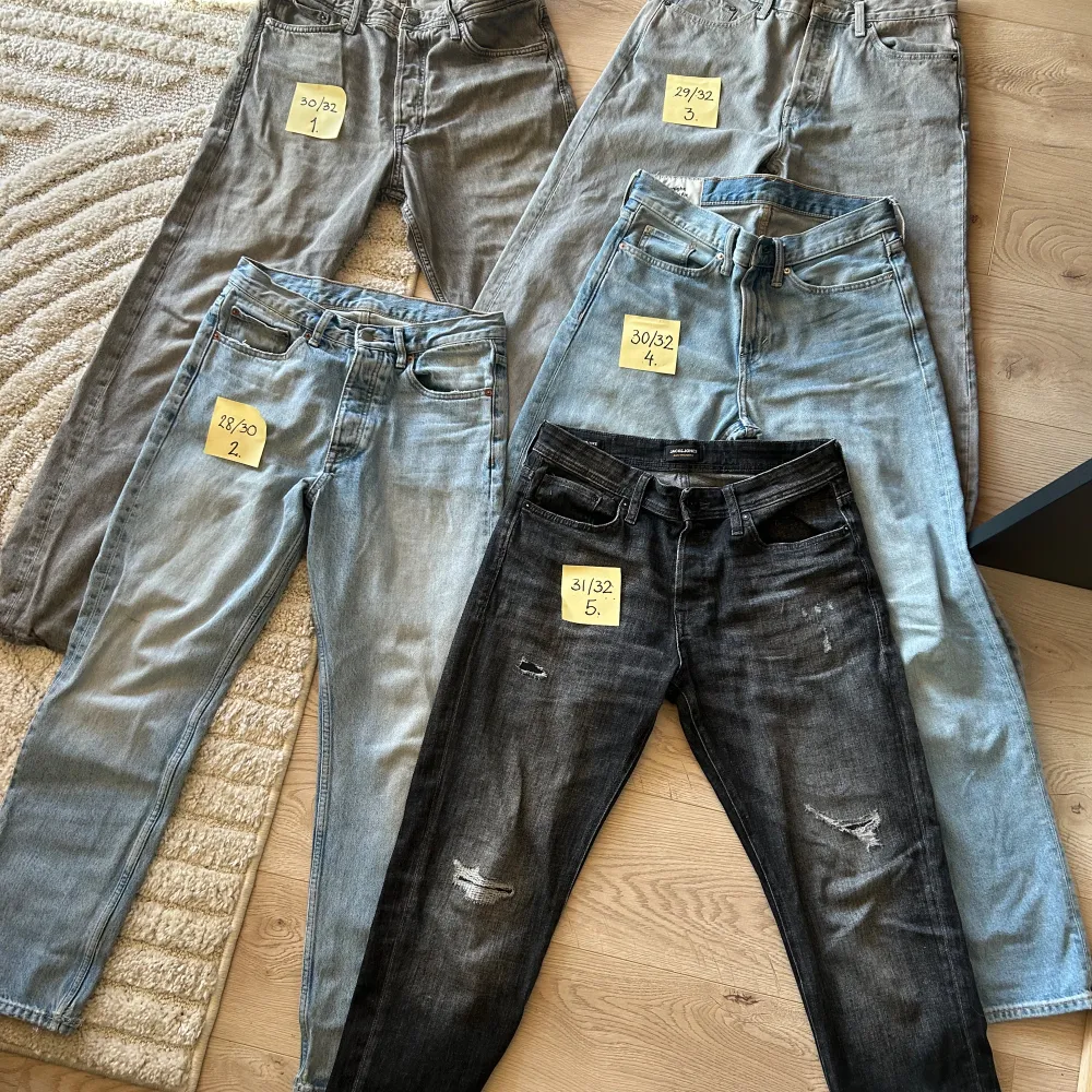Fina jeans, hela och rena. Olika storlekar så kolla gul notis. 28/30, 29/32, 30/32, 31/32 250 kr/st 900 kr för alla 5   . Jeans & Byxor.