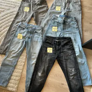 Fina jeans, hela och rena. Olika storlekar så kolla gul notis. 28/30, 29/32, 30/32, 31/32 250 kr/st 900 kr för alla 5   