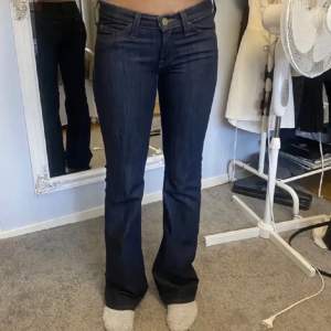 Lee jeans i gott skick, köpta för ungefär 900kr o säljer betydligt billigare i gott skick. 