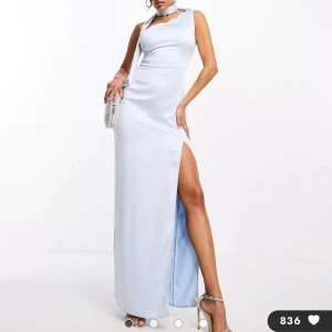 Balklänning  - Helt splitterny balklänning från ASOS.  Storlek M men passar som S också! Säljer för 500kr, ordinarie pris 939kr 