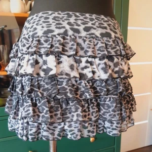 Leopard kjol  - Superfin Lågmidjad leopardmönstrad minikjol med volanger⭐️ storlek XS