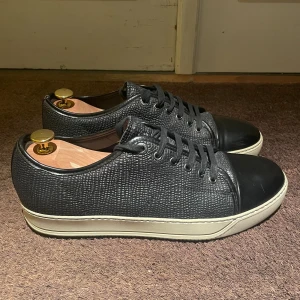 Lanvin cap toe skor - Säljer dessa tvär feta lanvin skor till bästa priset på marknaden. Sitter så de passar 42-43  de är i storlek UK 8, inga tillbehör bara skorna.De är i nästan nyskick. Skicka ett dm vid frågor eller funderingar😀