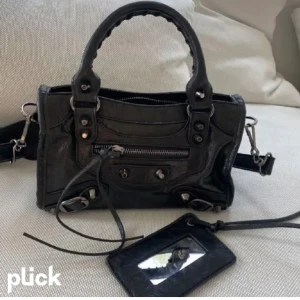 Balenciaga väska - Säljer min balenciaga liknade väska. Väskan är använd några gånger, men är i väldigt fint skick. Skriv för fler bilder.💞💗