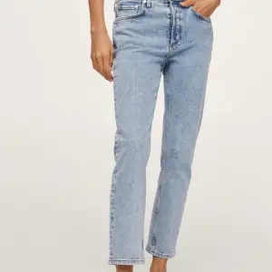 Jättefina jeans från Mango som tyvärr inte passar mig. Endast testade, prislapp finns kvar!  Beskrivs på hemsidan som ”slim comfort. Cropped /mid waist”  Stängs med 5 knappar, har 5 fickor! Köpta för 399!