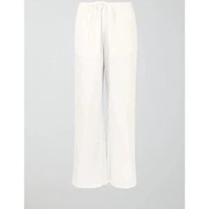 Linnebyxor - Säljer domhär linnebyxorna från Gina då dom blivit för små för mig. Dom är andvända typ 2-3 gånger så inga defekter eller liknande. Ge gärna prisförslag 💕