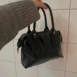 Zara handväska - SÖKER! Om någon har denna väska och den inte kommer till användning så mkt, hör gärna av dig för isf vill jag köpa💗