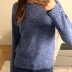 Blå stickad tröja från Vero Moda, är i nyskick och köpt för 250kr💕 Storlek S men kan passa XS💕 Frakt kostar 30kr🫶🏼