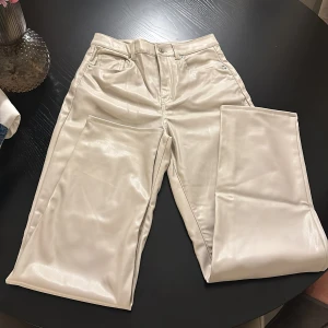 Skinnbyxor - Skinnbyxor i storlek 34, passar storlek 36 också!  Väldigt skönt och lätt material, perfekt till sommaren.  Sitter som en smäck och formar din figur! 