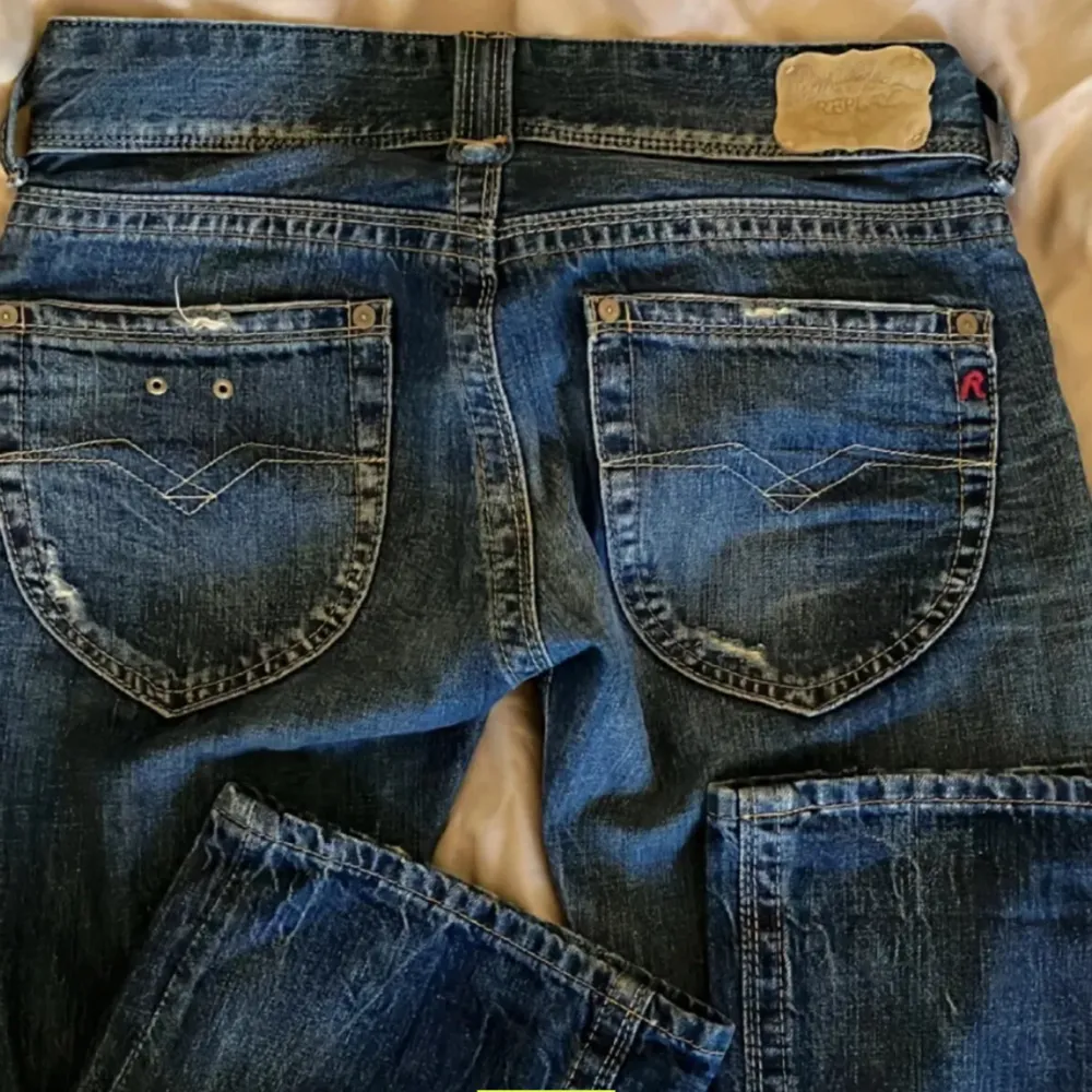 Jag säljer ett par replay jeans då de var för små i midjan skulle rekommendera om ditt midjemått runt midjan är 80cm  Innerbenslängd: 81cm De har en liten defekt i bak men inget som märks av🩷💕 . Jeans & Byxor.